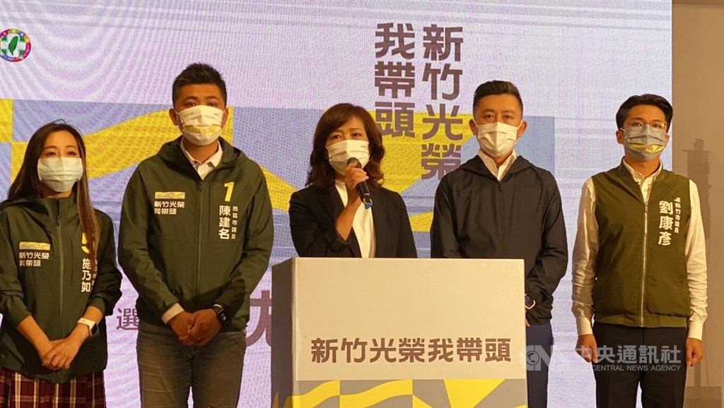 Shen Hui-hung (center), DPP nominee in Hsinchu mayoral race, is seen in Hsinchu City on Saturday. CNA photo Nov. 26, 2022