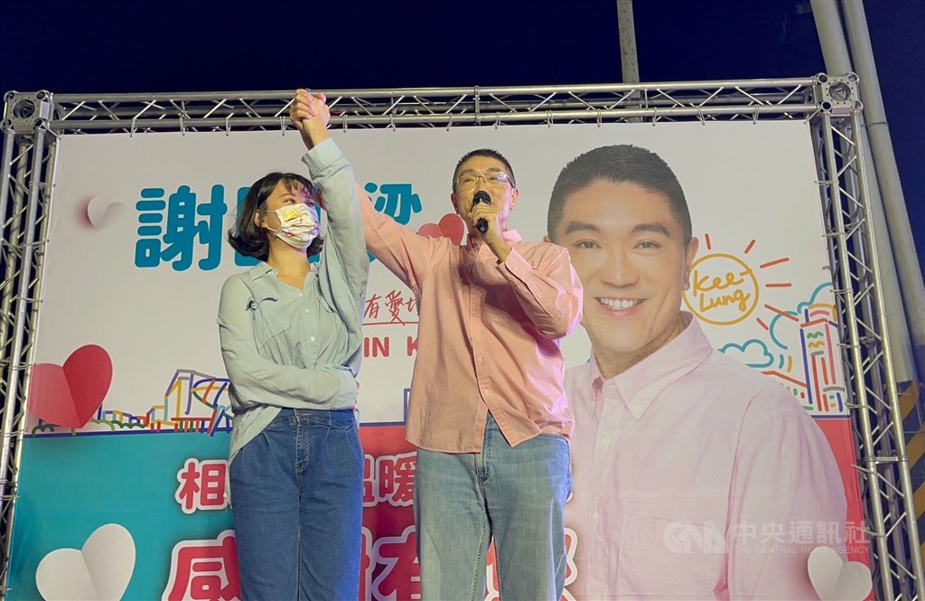 Kuomintang (KMT) Keelung mayoral candidate Hsieh Kuo-liang (謝國樑) declares triumph on Saturday in the Keelung mayoral election. CNA photo Nov. 26, 2022