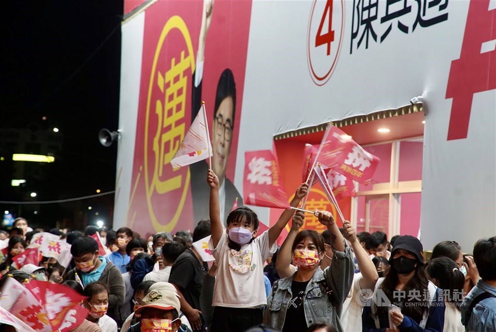Supporters of Kaohsiung Mayor Chen Chi-mai cheer outside his campaign headquarters Saturday evening. CNA photo Nov. 26, 2022
