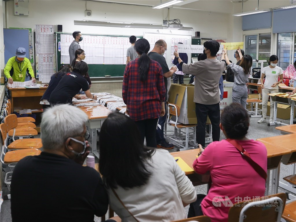 Workers at a polling station in Taipei are counting votes for mayor (yellow) and city councilors (white) at the same time. CNA photo Nov. 26, 2022