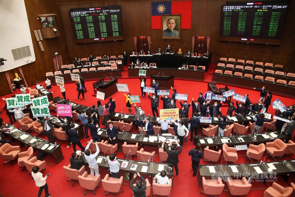 Among the 113 seats at the Legislature, 109 lawmakers vote for the proposed constitutional amendment to lower the voting age on March 25, 2022. CNA file photo