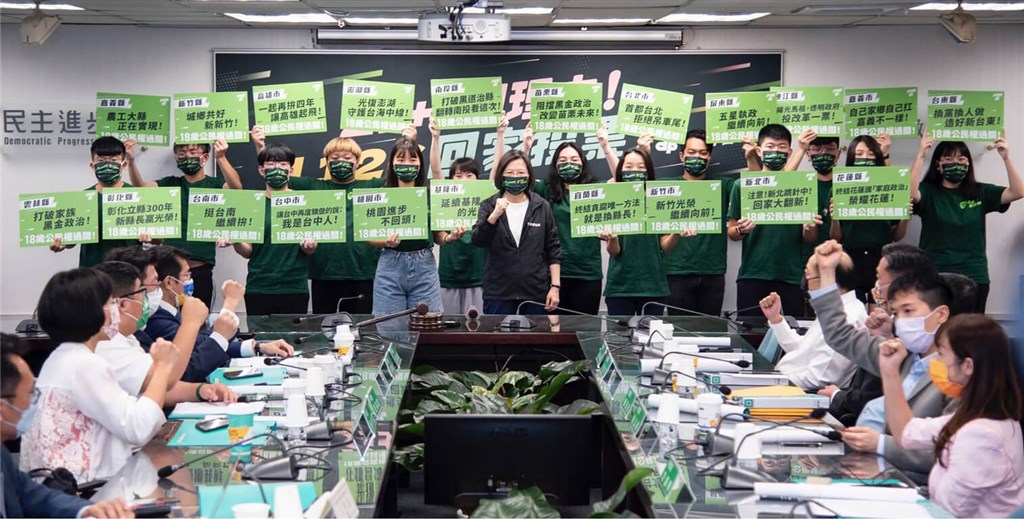 President Tsai Ing-wen (center) calls for support for the referendum on a proposed constitutional amendment to lower the voting age from 20 to 18, at a news conference in Taipei on Oct. 26, 2022. File photo courtesy of Democratic Progressive Party