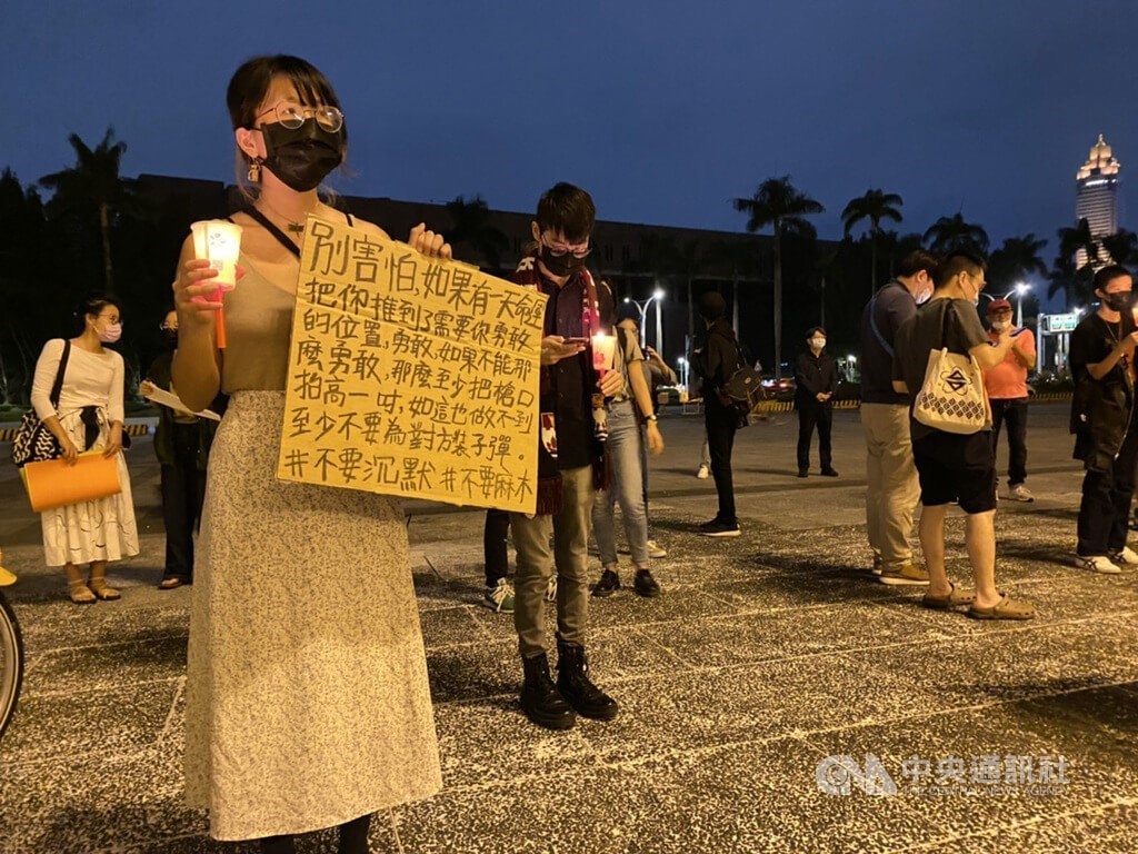 People gather and hold a candlelight vigil in Liberty Square in Taipei Sunday evening. CNA photo Nov. 27, 2022