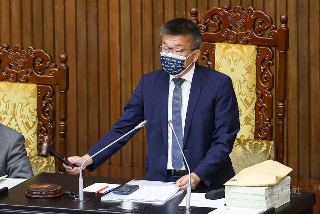 Legislative Deputy Speaker Tsai Chi-chang announces the passage of Mental Health Act amendments Tuesday. CNA photo Nov. 29, 2022