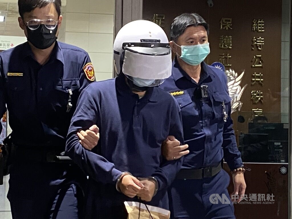 Murder suspect Chen Po-yen after being interrogated by police on Oct. 17, 2022. CNA file photo