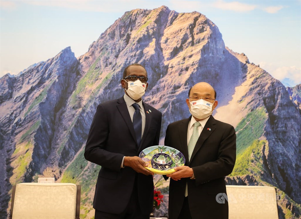 Visiting Saint Lucian Prime Minister Philip J. Pierre (left) and Premier Su Tseng-chang exchange gifts when they meet in Taipei Wednesday. CNA photo Nov. 30, 2022