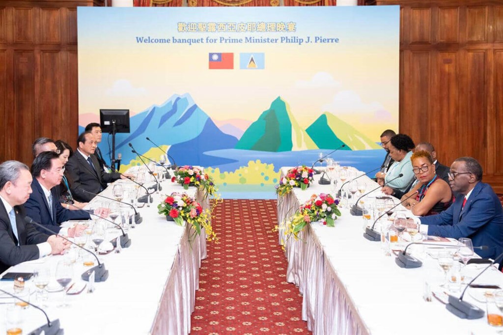 Visiting Saint Lucian Prime Minister Philip J. Pierre (right) attends a banquet hosted by Foreign Minister Joseph Wu in Taipei on Wednesday. Photo courtesy of Ministry of Foreign Affairs