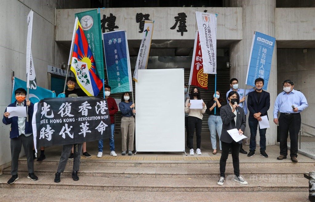 Student and human rights groups stage a demonstration outside a Legislative Yuan building in Taipei Wednesday, voicing their support for student protesters in China. CNA photo Nov. 30, 2022