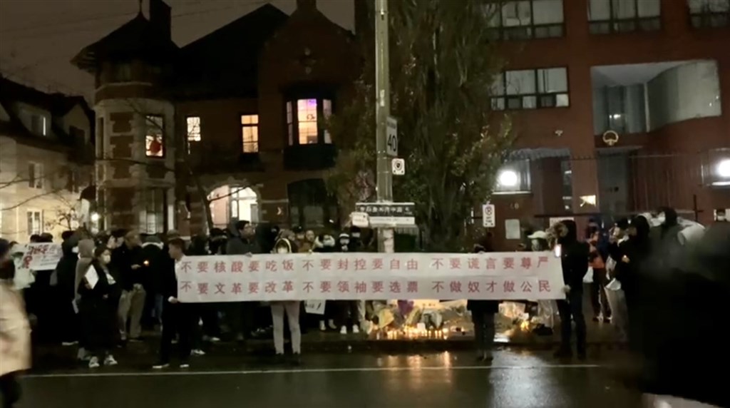 Hundreds of Chinese students gather outside the Chinese Consulate-General in Toronto, Canada in support of the “white paper movement” that erupt across China over the past few days. Photo courtesy of Sheng Xue
