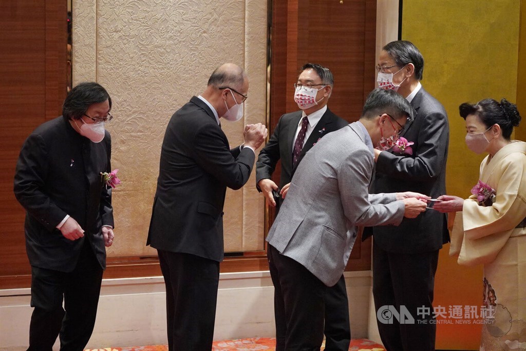 David Lee (second left), secretary-general of the Presidential Office, greets Hiroyasu Izumi (second right), chief representative of the Japan-Taiwan Exchange Association Taipei Office, when he arrived at Thursday