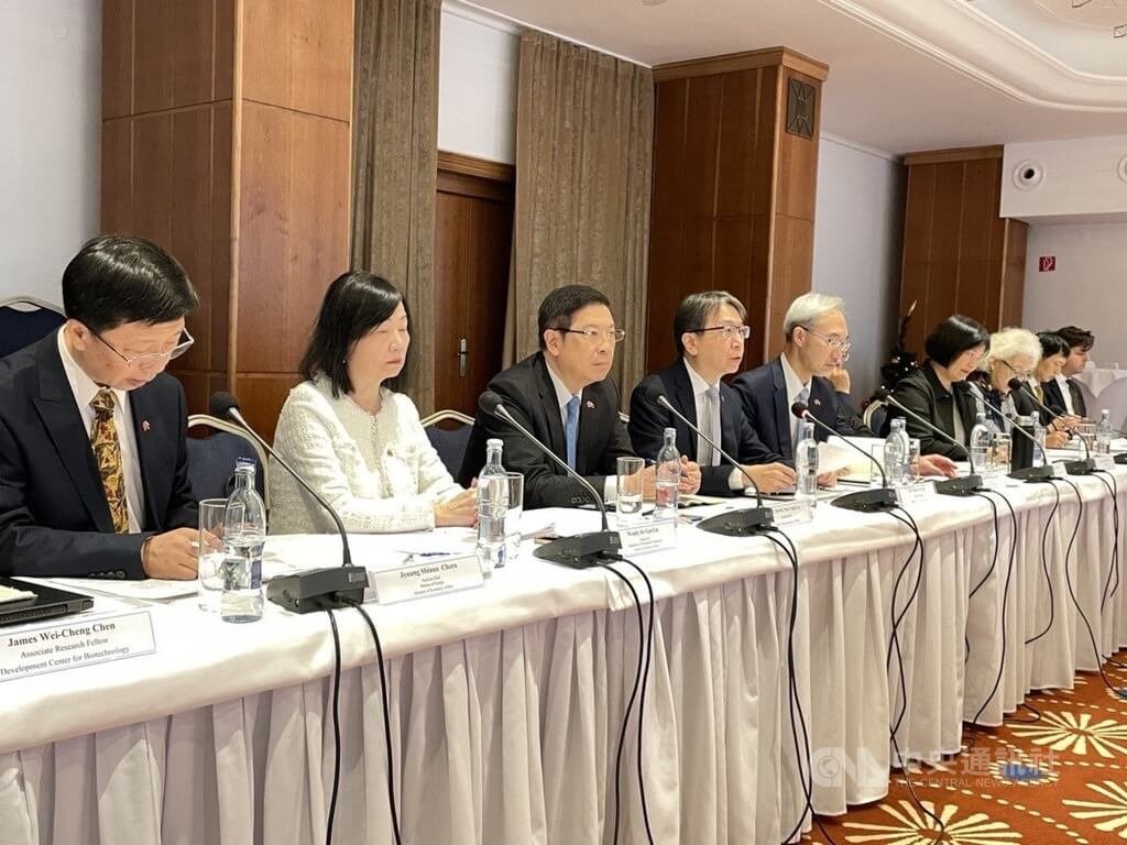 Deputy Foreign Minister Tsai Ming-yen (fourth left) the second session of the Taiwanese-Slovak Commission on Economic Cooperation in Bratislava on Friday. CNA photo Dec. 2, 2022