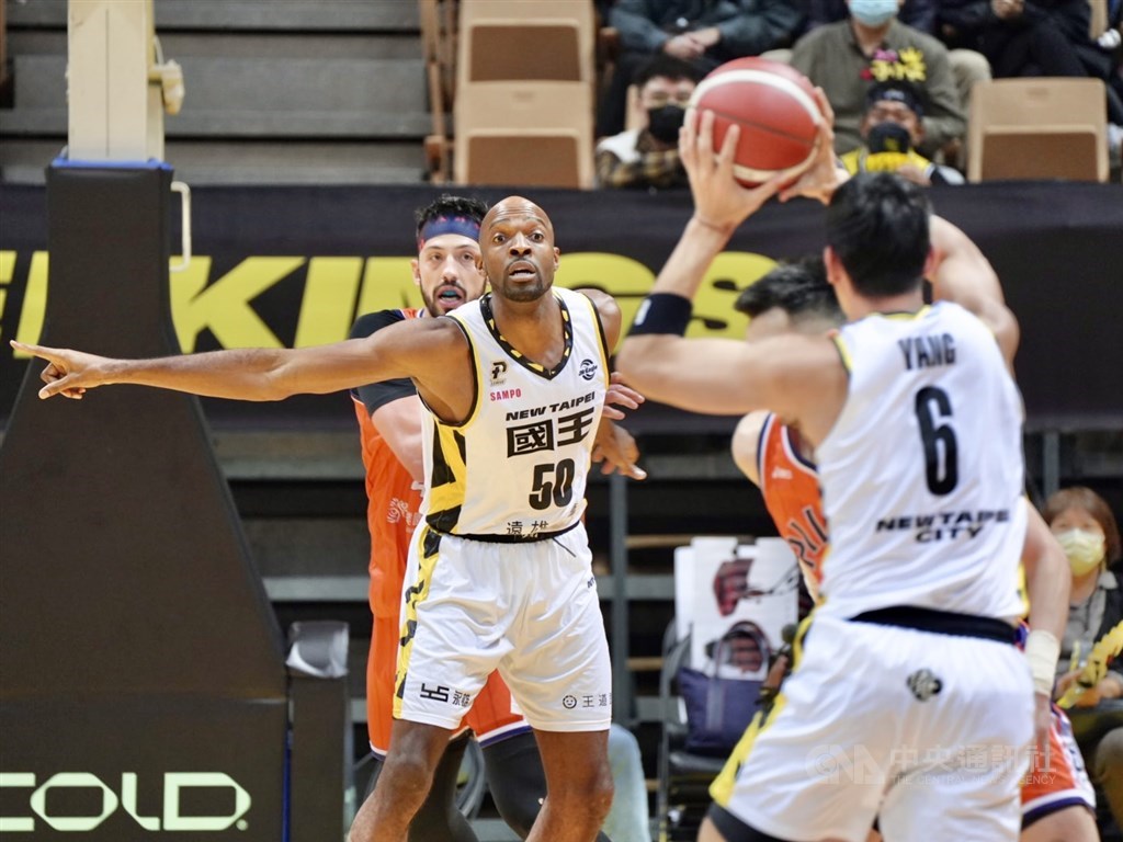 Kings center Quincy Davis posts up. CNA photo Dec. 02, 2022