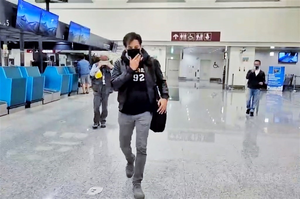 The Italian father in the parental rights case is pictured at Taiwan Taoyuan International Airport in March, when he left Taiwan without his daughter. CNA file photo
