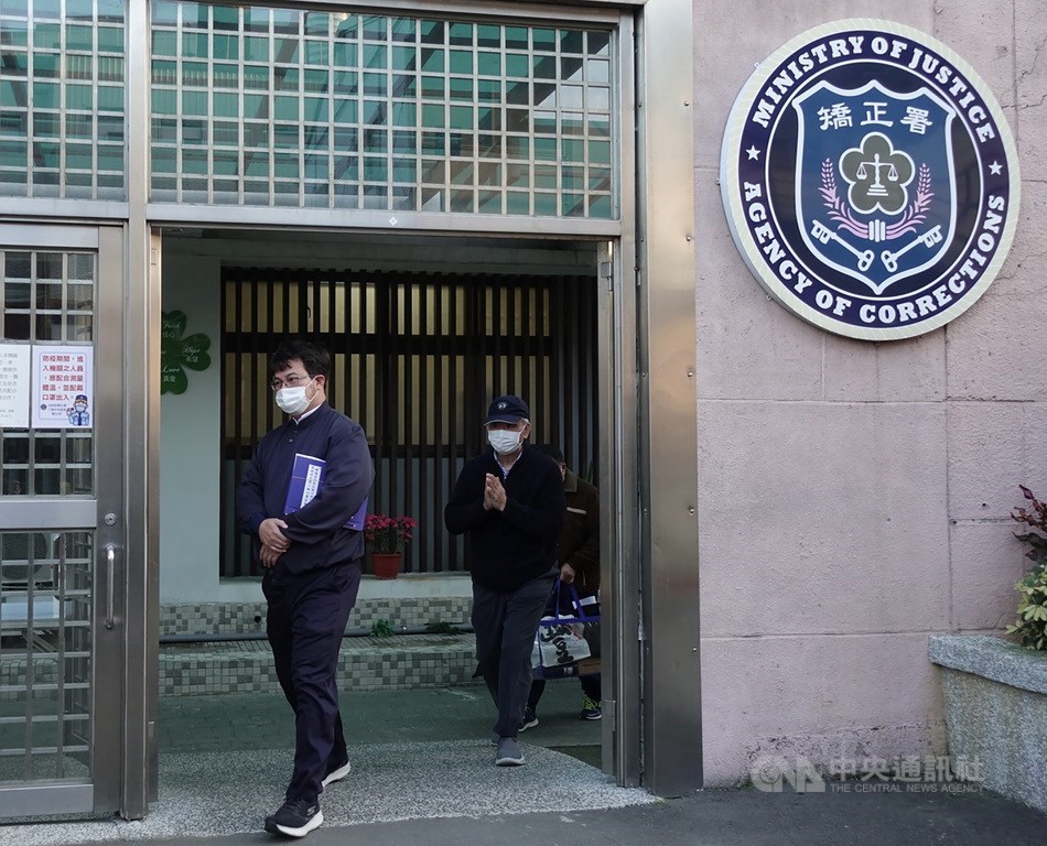 Former Ting Hsin Group and Wei Chuan President Wei Ying-chung (right) leaves a prison in Taoyuan in January 2021, after he was granted parole when serving a prison sentence of four years and eight months. CNA file photo