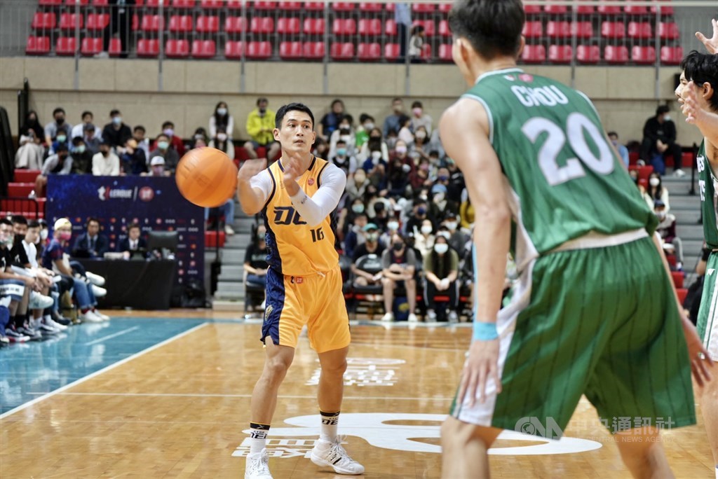 DEA point guard Lin Wei-han dropping dimes for his teammates. CNA photo Dec. 3, 2022