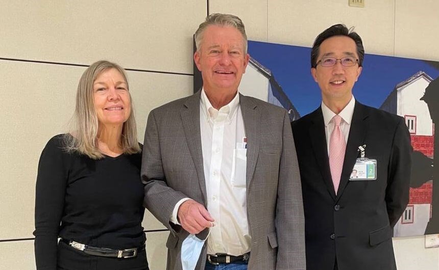 Brad Little (center), governor of Idoha state, and his wife Teresa Soulen (left) are welcomed by Douglas Hsu (徐佑典), director general of the Department of North American Affairs in Taiwan