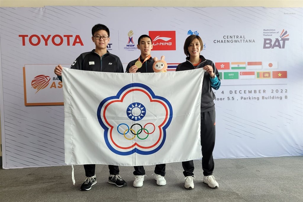 Yih Chung-hsiang (center) takes a picture with his gold medal in Thailand Sunday. Photo taken from Taipei Municipal Zhongshan Junior High School