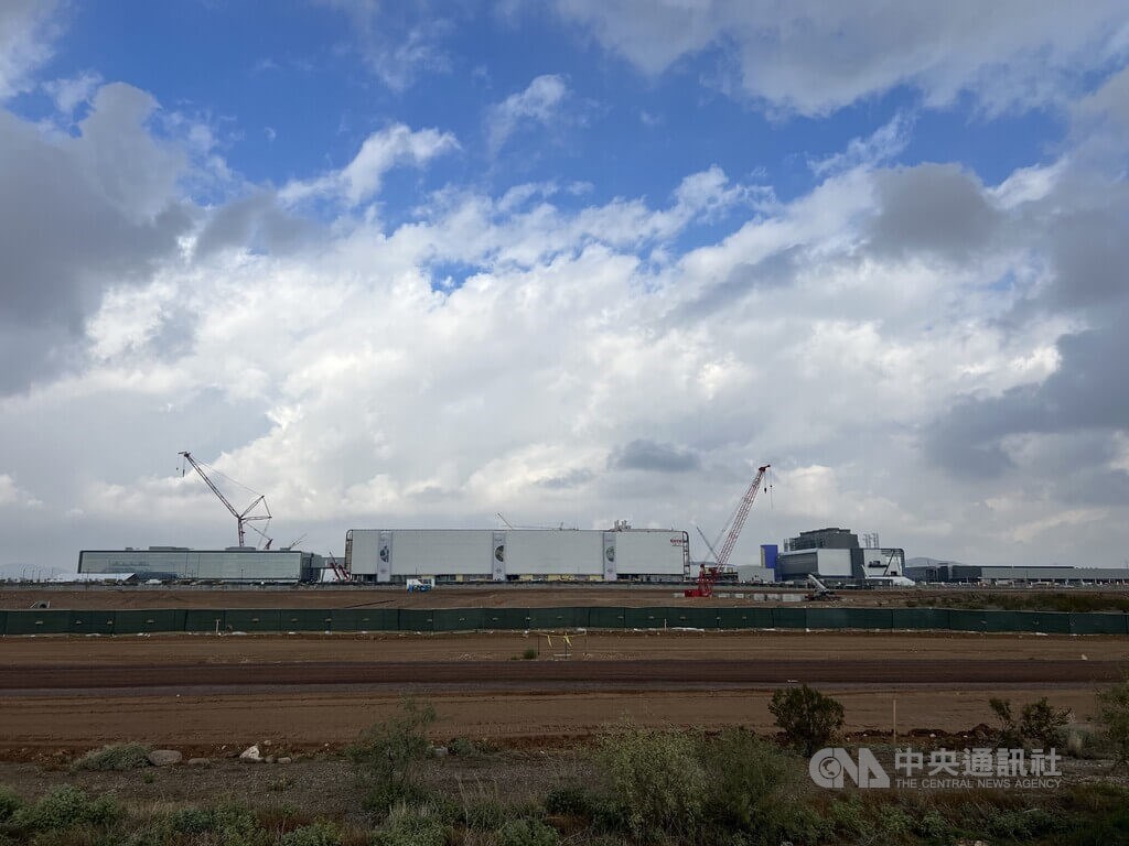 The fab currenlty being built by TSMC in Arizona is seen at a location some 38 kilometers away from downtown Phoenix. CNA photo Dec. 6, 2022