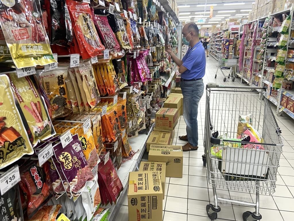 A shopper browse through packaged food at a hypermarket in Kaohsiung on Tuesday. CNA photo Dec. 6, 2022
