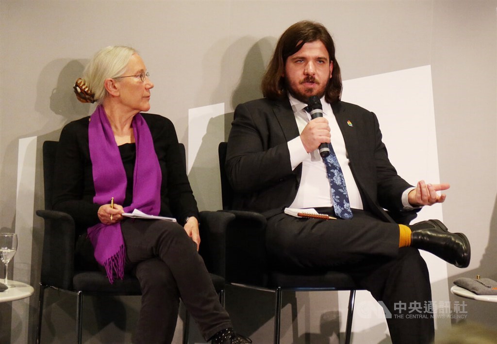 Gudrun Wacker (right), a senior fellow at the German Institute for International and Security Affairs, and Marcin Jerzewski, head of the European Values Center for Security Policy