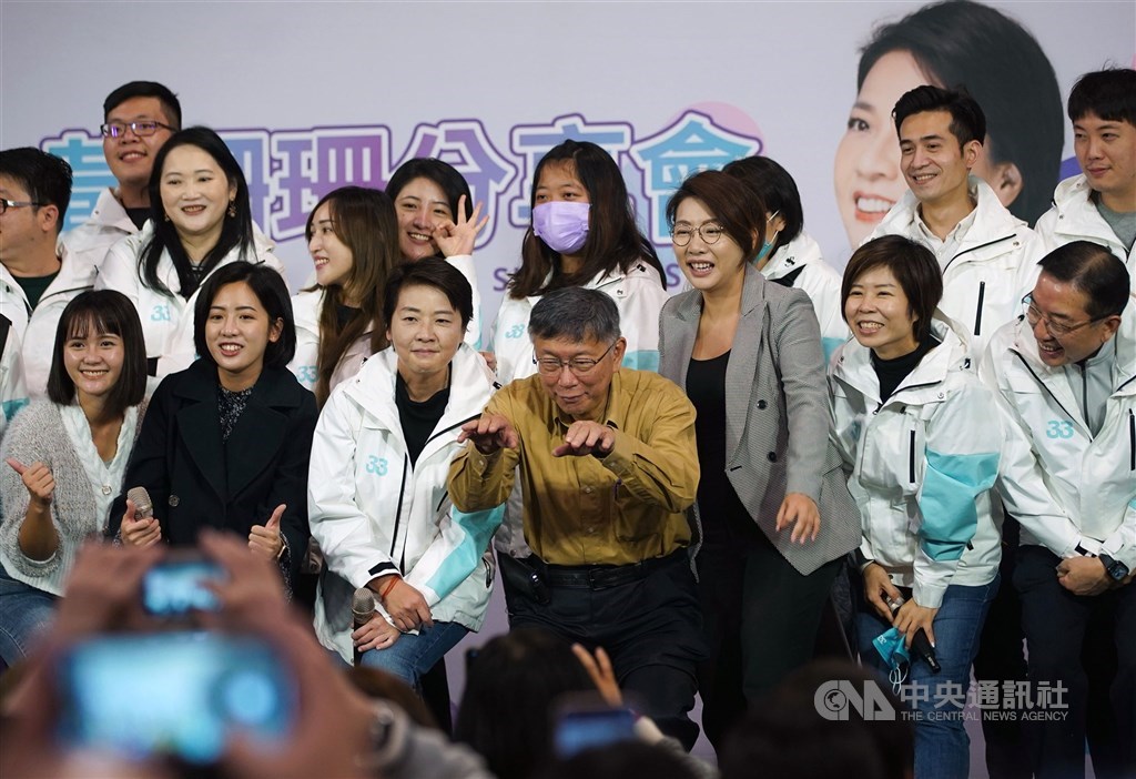 Taipei Mayor Ko Wen-je (front row, center) poses for group photos when attending independent Taipei mayoral candidate Huang Shan-shan
