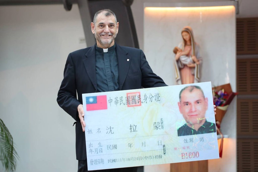 Spanish Catholic priest receives Taiwanese citizenship - Focus Taiwan