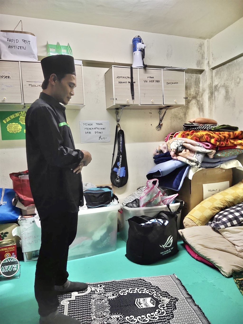 Indonesian migrant worker Nur Hasanudin conducts his prayers at a factory office during weekdays. Photo courtesy of Nur Hasanudin