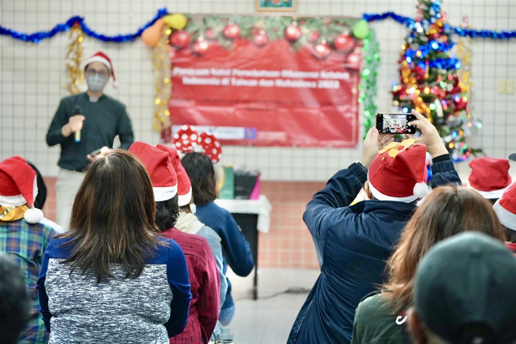 A Malaysian priest speaks in Indonesian, welcoming all the participants of the Christmas event in Keelung City on Dec.10.