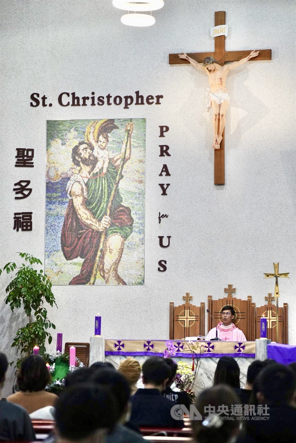 Father Truong Van Khoa leads mass for the Vietnamese community at Saint Christopher’s Church in Taipei on Dec.11.