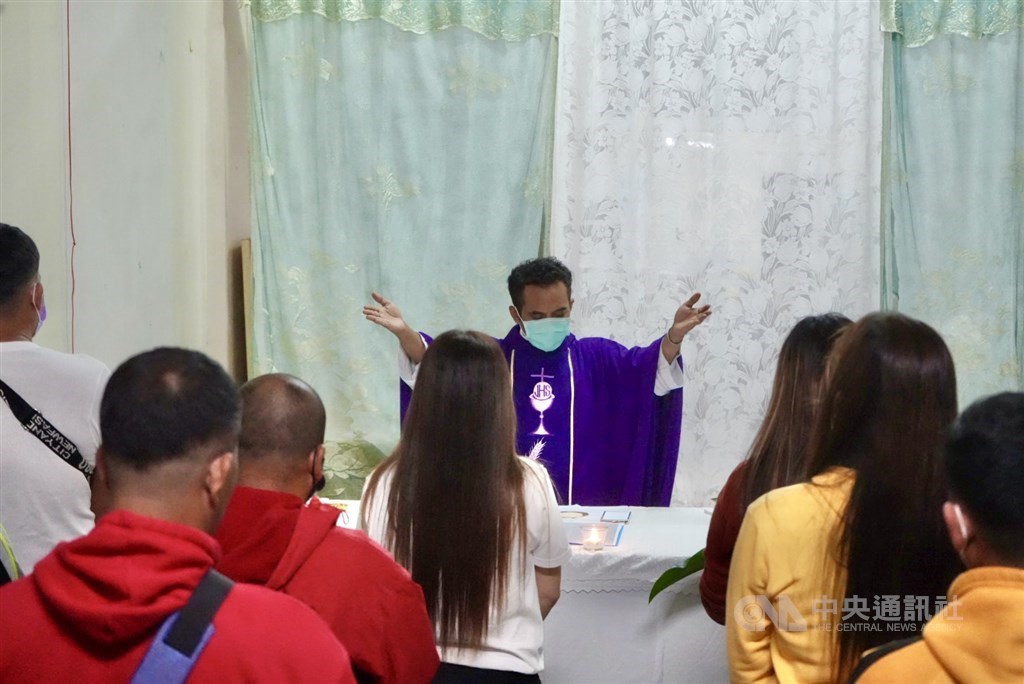 Fr. Hendrikus Arianto Ukat, CS, head of the Migrant Workers’ Concern Desk (MWCD) leads Communion for a group of Catholic Filipinos in Nanfang