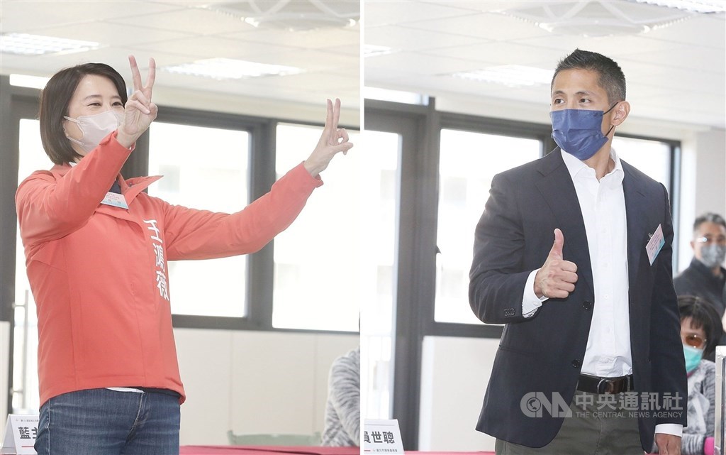Wang Hung-wei (left), the KMT candidate for the Jan. 18 legislative by-election and her main rival, Enoch Wu of the DPP, are pictured at the Taipei City Election Commission when they drew their ballot number on Tuesday. CNA photo Dec. 20, 2022
