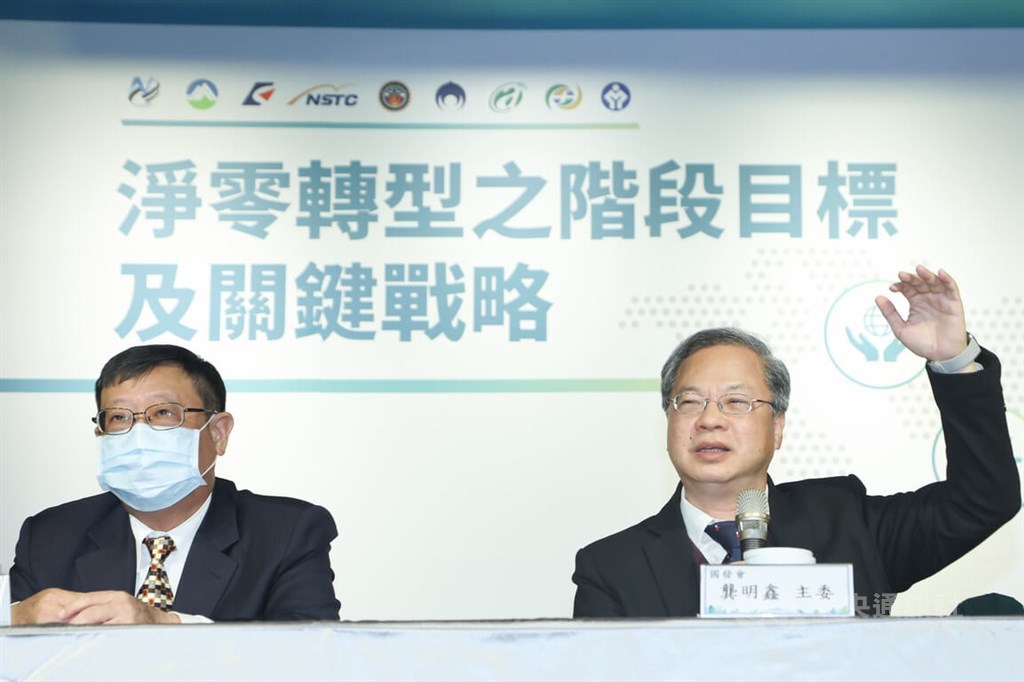 National Development Council Minister Kung Ming-hsin (right) and Environmental Protection Administration Minister Chang Tzi-chin are seen at the National Development Council