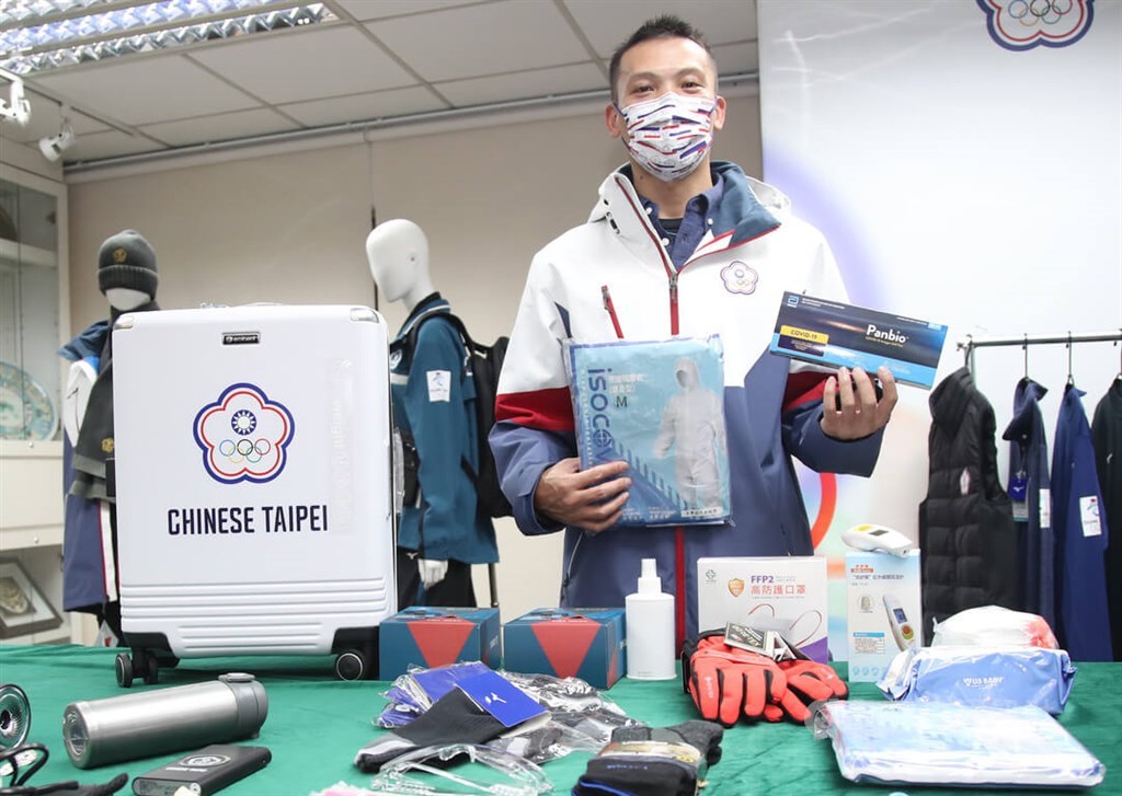 Luge coach Lin Chui-bin (林垂賓) shows the kits prepared by the Sports Administration for members of Taiwan