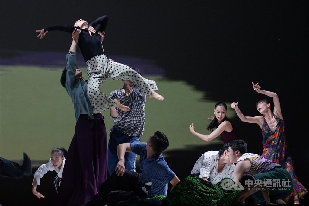 Members of the Cloud Gate Dance Theatre perform the group