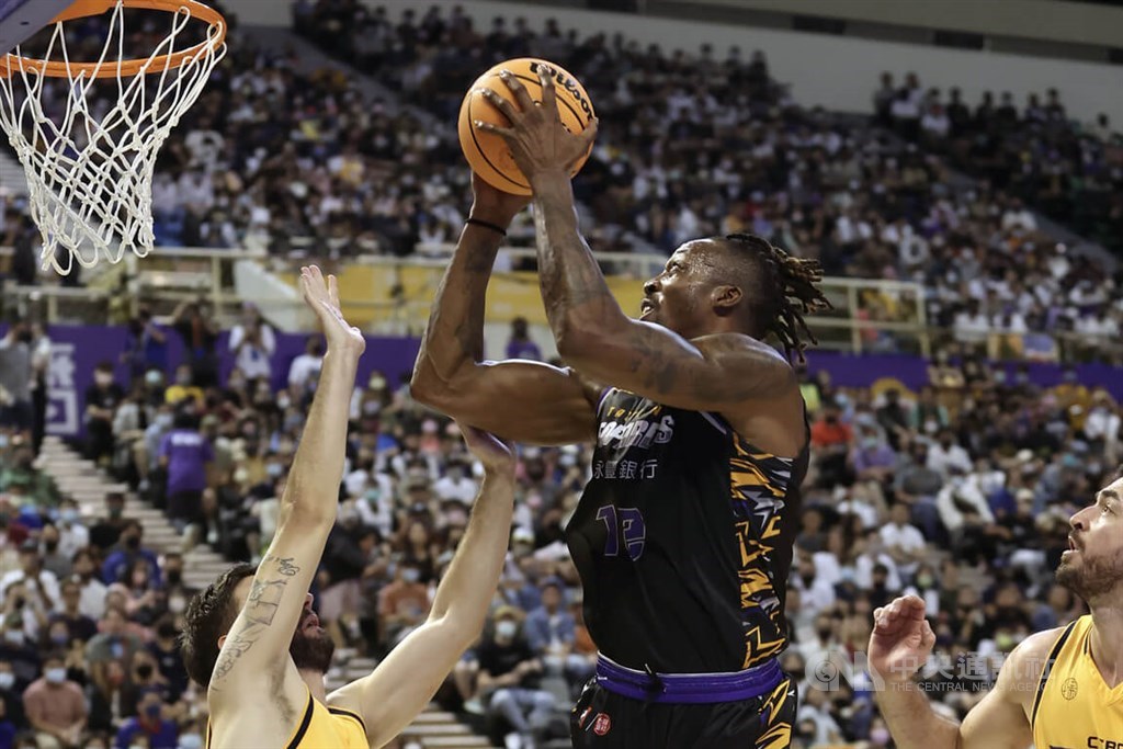 Former NBA player Dwight Howard (in black) plays his first game for the Taoyuan Leopards on Nov. 19 in Taiwan