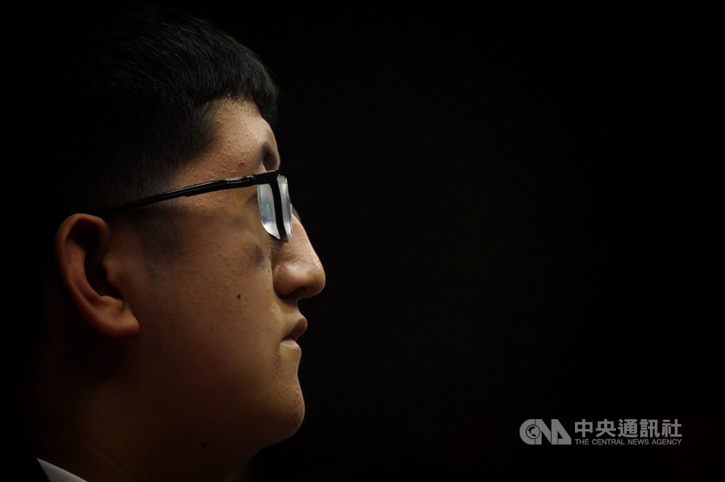Junior high school student Lan Jui-yu (藍睿瑜) from Taoyuan, is pictured in a pair of thick glasses at a Taiwan Fund for Children and Families ceremony in Taipei on March 20. He was honored for doing well academically despite serious short-sightedness caused by Marfan syndrome, a genetic disorder of the body