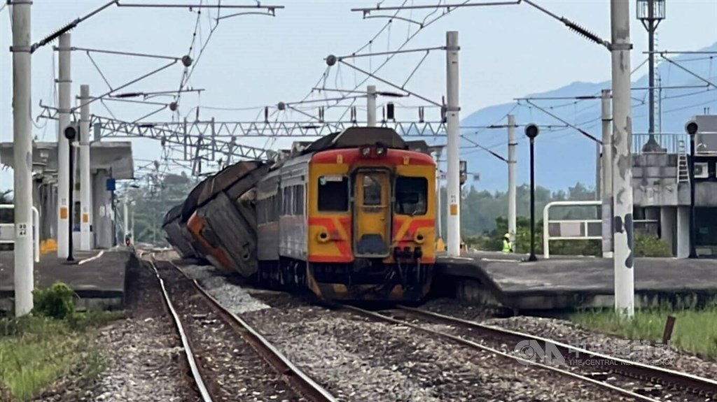 A derailed express train is seen at Dongli Station in Hualien County on Sept. 18. The train derailed after a series of earthquakes struck eastern Taiwan, including one of magnitude-6.8 in neighboring Taitung County. Passenger services resumed on Dec. 28 after repairs of damaged tracks were completed.
