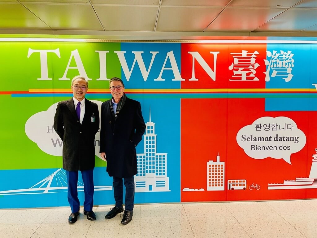 Former NATO Secretary-General Anders Fogh Rasmussen (right) is greeted by Department of European Affairs chief Vincent Yao (姚金祥) at Taoyuan International Airport Tuesday morning. Photo courtesy of Ministry of Foreign Affairs