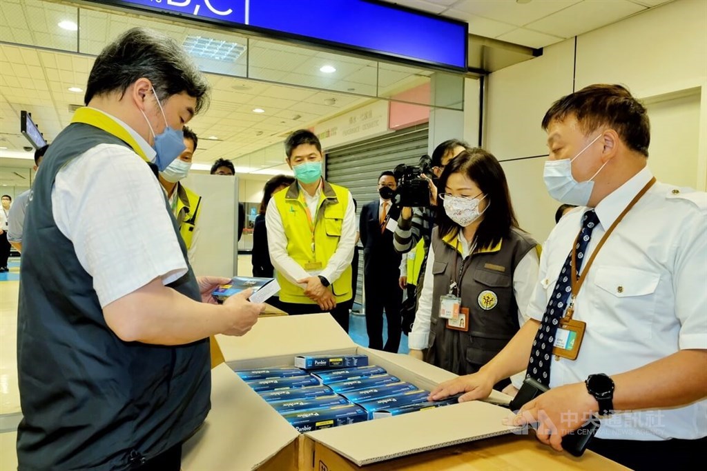Deputy Minister of Health and Welfare Victor Wang (left), who also heads the CECC, inspects the preparation at Taiwan Taoyuan International Airport to distribute free rapid test kits on Oct. 13, 2022. CNA file photo