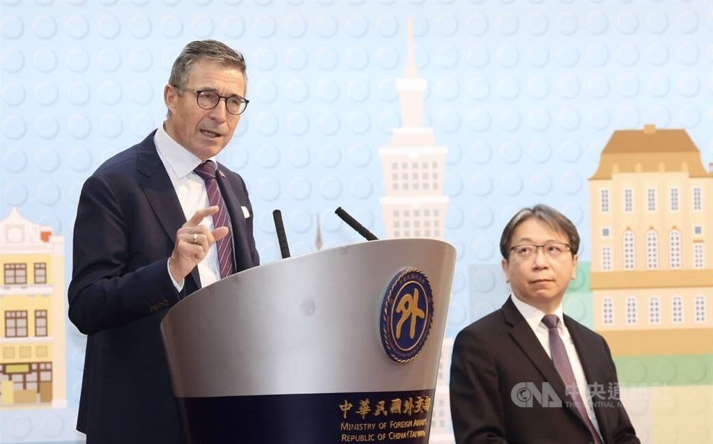 Former NATO Secretary-General Anders Fogh Rasmussen (left) is seen beside Deputy Minister of Foreign Affairs Tsai Ming-yen (蔡明彥) during a press conference held by the ministry Thursday in Taipei. CNA photo Jan. 5, 2023