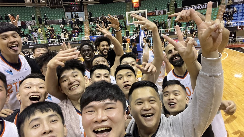 The Taoyuan Pauian Pilots take a selfie to celebrate their ninth consecutive win. Photo courtesy of the Pilots