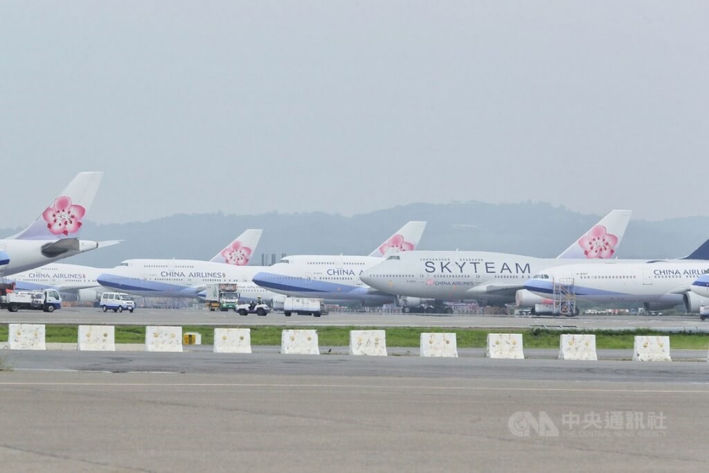 China Airlines to raise wages by 3%, give 3-month salary year-end bonus -  Focus Taiwan