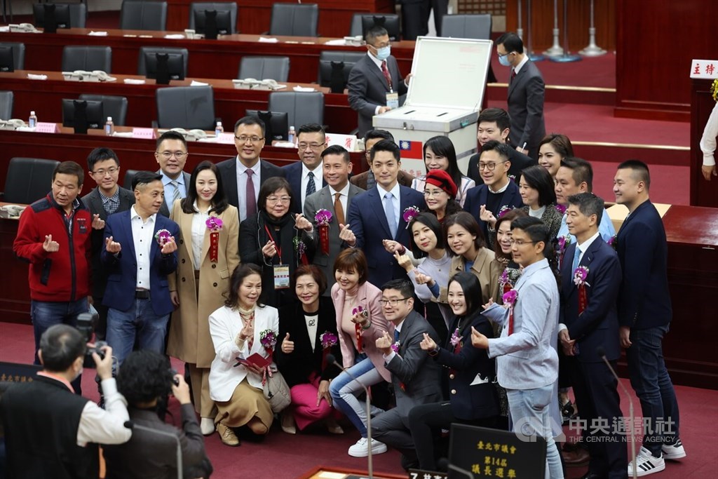 Taipei Mayor Chiang Wan-an (center, in blue tie) poses for a group photo with city councilors of the Kuomintang after they were sworn in on Dec. 25, 2022. CNA file photo