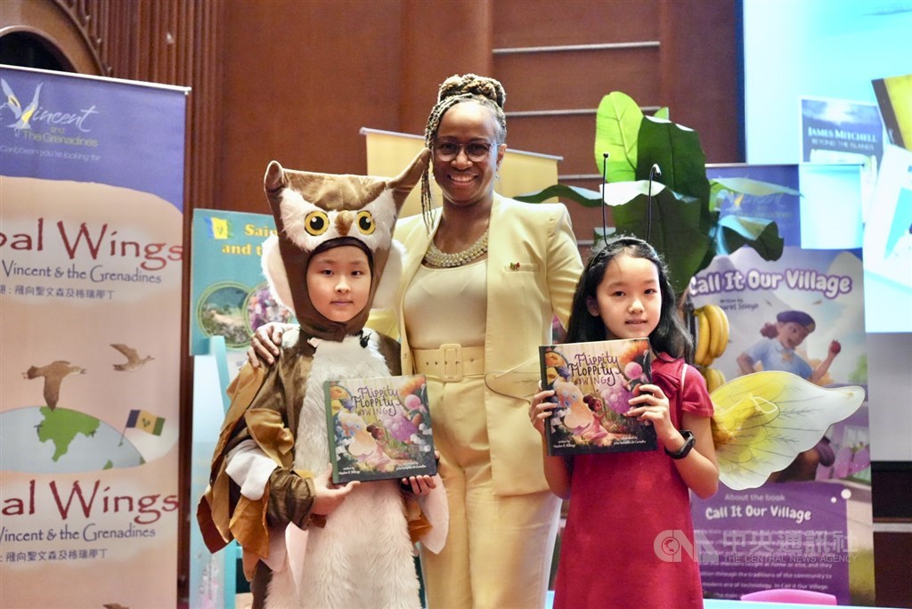 Ambassador of SVG and Dean of the Diplomatic Corps Andrea Bowman (center) with Taiwanese elementary school students at the National Central Library. CNA photo Jan. 12, 2023