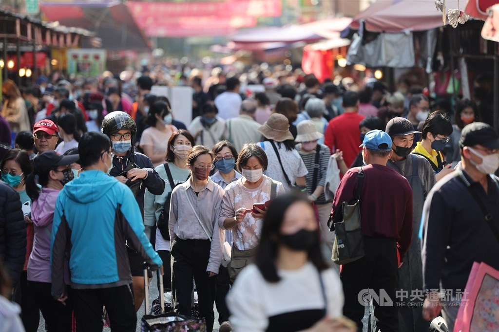 A traditional market in Taipei is seen filled with shoppers on Saturday. CNA photo Jan. 14, 2022