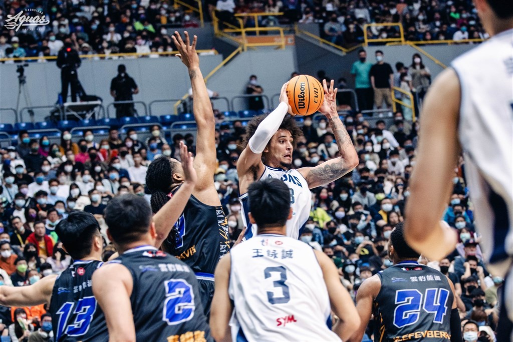 Aquas center John Bohannon looks to make a pass. Photo courtesy of the Kaohsiung Aquas