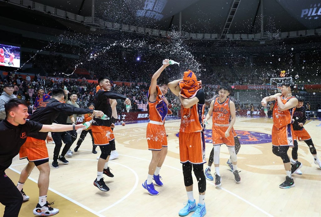 The Pilots players surround Mayaw Chang to shower him with water in celebration of his best performance this season after Sunday