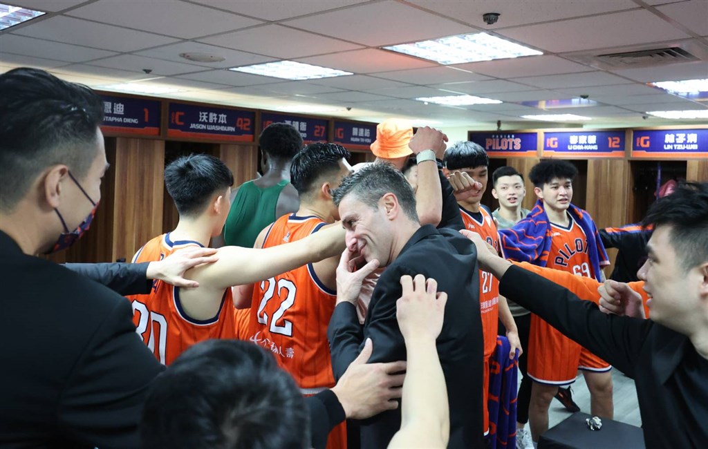 The Pilots gather in the locker room to celebrate their 10-game winning streak after beating the Formosa Taishin Dreamers in Taoyuan Sunday. Photo courtesy of Taoyuan Pauian Pilots