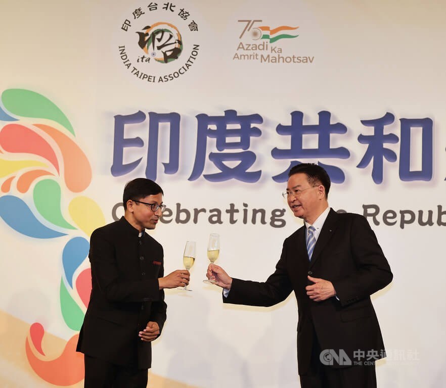 India-Taipei Association Director-General Gourangalal Das (left) and Taiwan Foreign Minister Joseph Wu. CNA photo Jan. 17, 2023