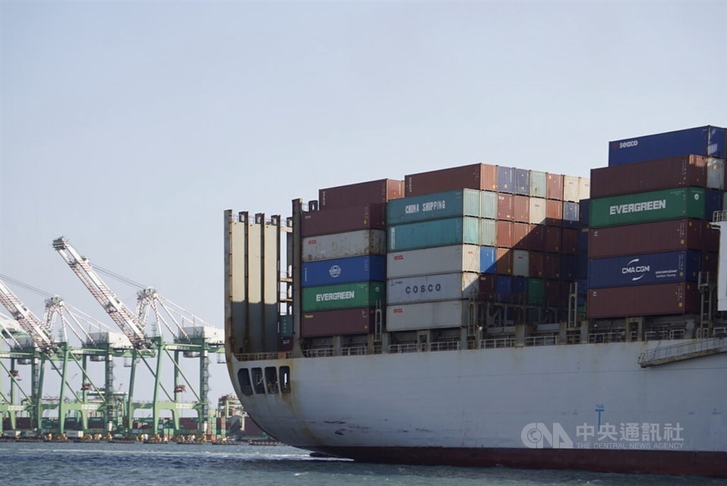 A cargo ship sails into Port of Kaohsiung. A decline in exports during the fourth quarter has been attributed to the negative growth recorded during the three-month period. CNA file photo